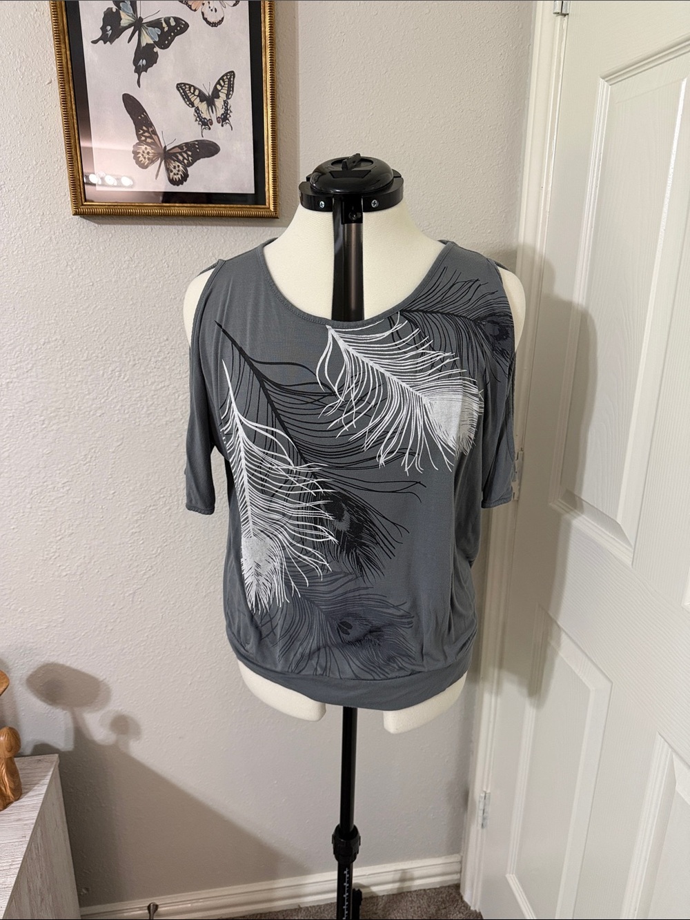 Gray Feather-Print Cold-Shoulder Tee